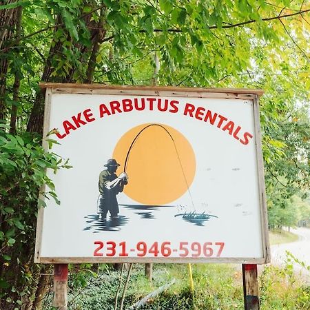 Arbutus Lake 3 Bedroom Cottage トラバーズ・シティ エクステリア 写真