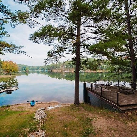 Arbutus Lake 3 Bedroom Cottage トラバーズ・シティ エクステリア 写真
