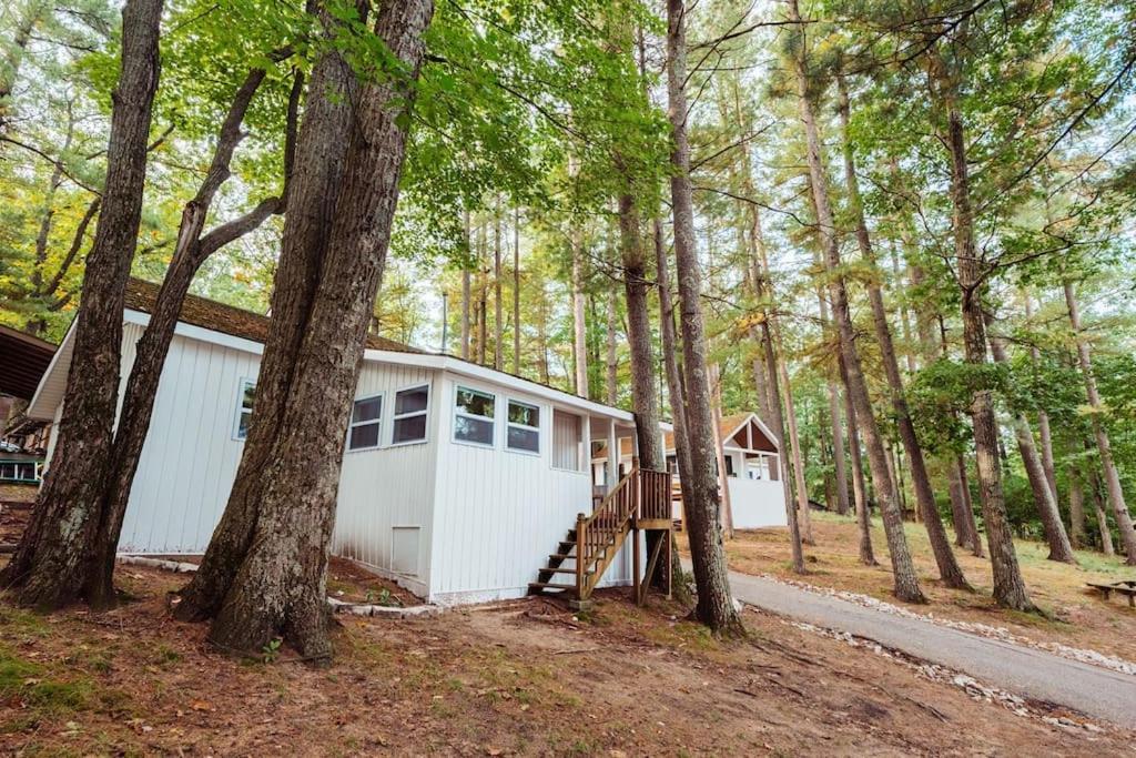Arbutus Lake 3 Bedroom Cottage トラバーズ・シティ エクステリア 写真