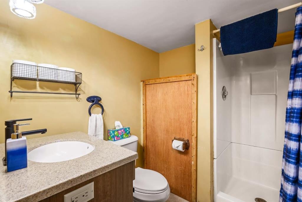 Arbutus Lake 3 Bedroom Cottage トラバーズ・シティ エクステリア 写真