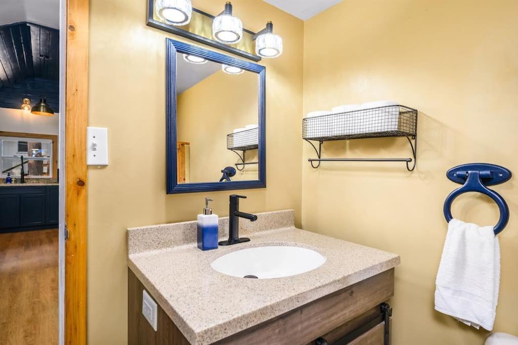Arbutus Lake 3 Bedroom Cottage トラバーズ・シティ エクステリア 写真