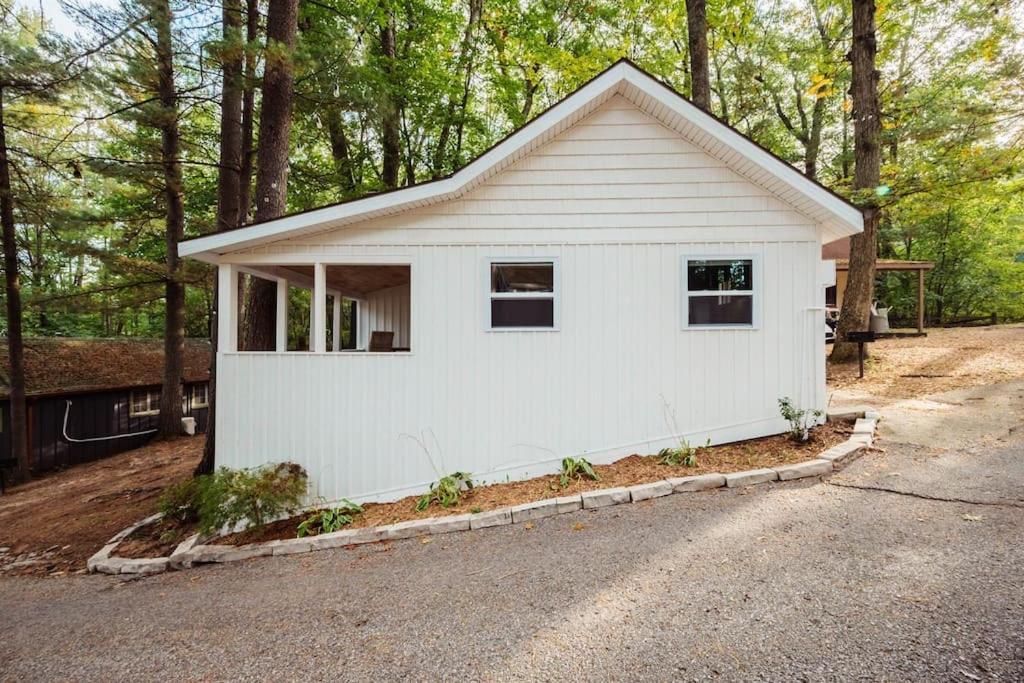 Arbutus Lake 3 Bedroom Cottage トラバーズ・シティ エクステリア 写真