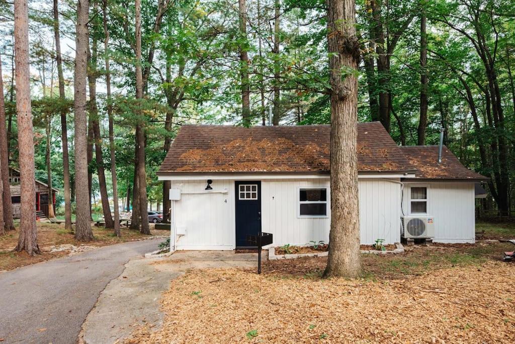 Arbutus Lake 3 Bedroom Cottage トラバーズ・シティ エクステリア 写真