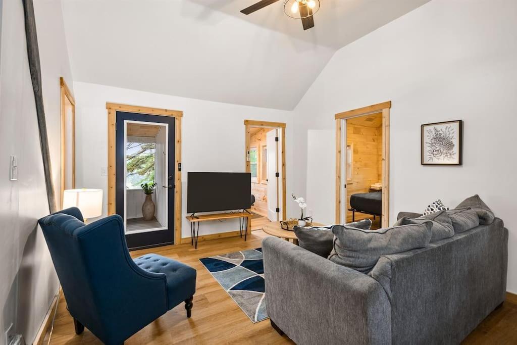 Arbutus Lake 3 Bedroom Cottage トラバーズ・シティ エクステリア 写真