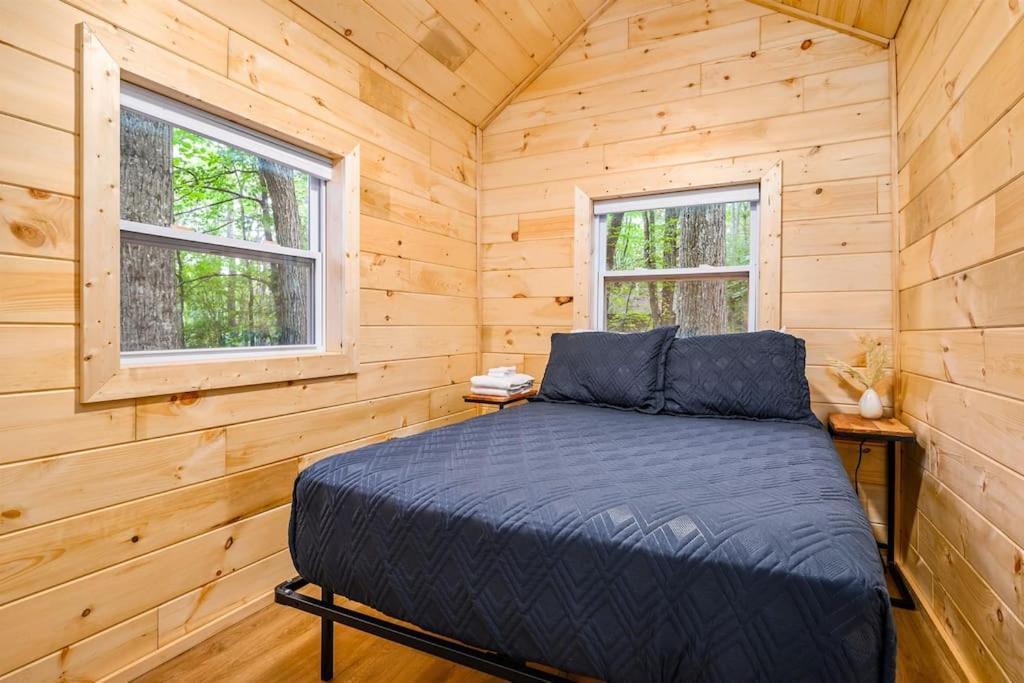 Arbutus Lake 3 Bedroom Cottage トラバーズ・シティ エクステリア 写真