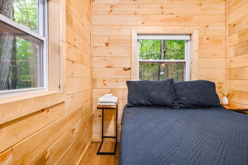 Arbutus Lake 3 Bedroom Cottage トラバーズ・シティ エクステリア 写真