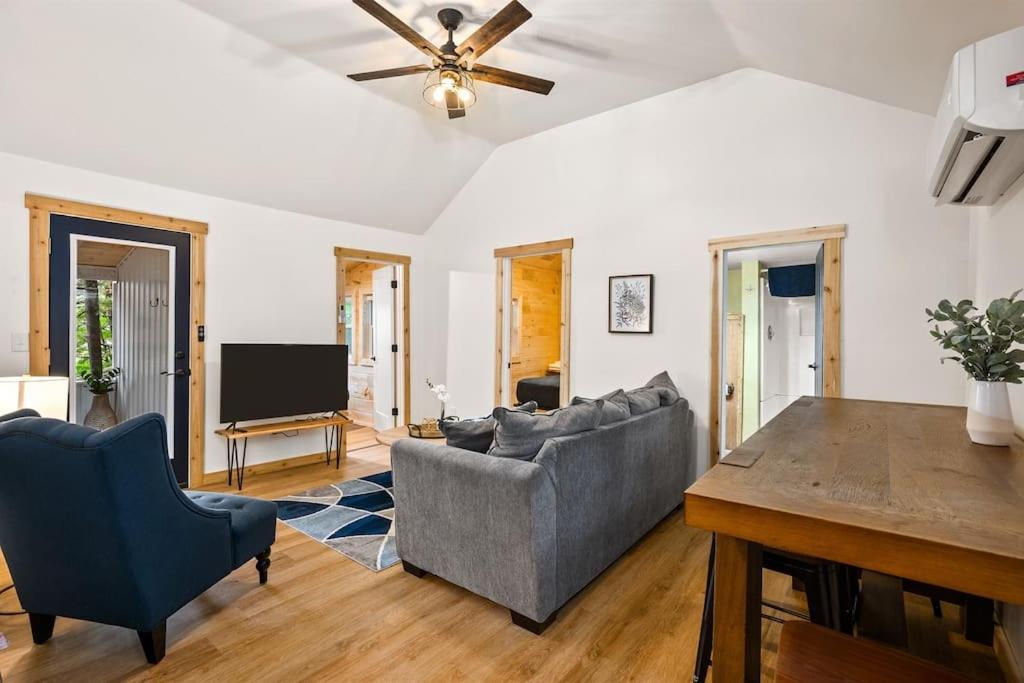 Arbutus Lake 3 Bedroom Cottage トラバーズ・シティ エクステリア 写真