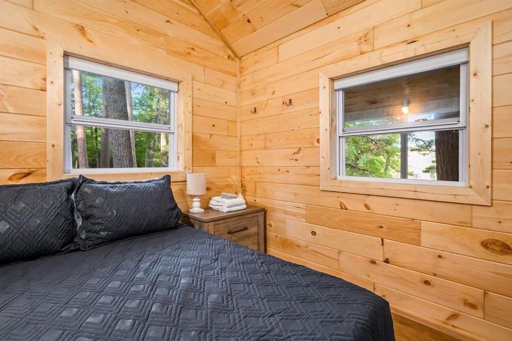 Arbutus Lake 3 Bedroom Cottage トラバーズ・シティ エクステリア 写真
