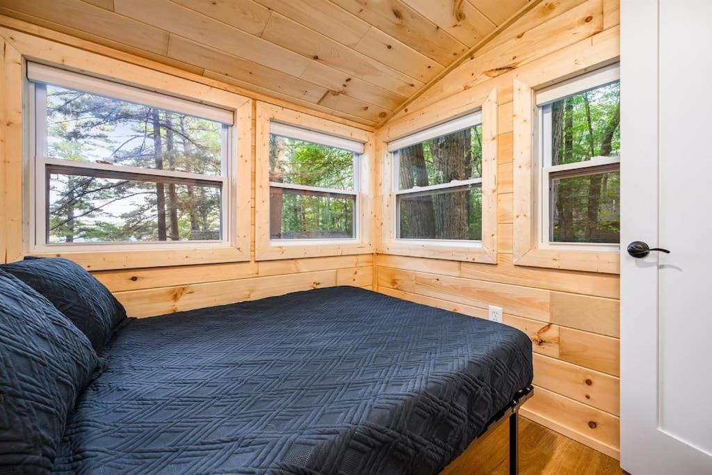 Arbutus Lake 3 Bedroom Cottage トラバーズ・シティ エクステリア 写真