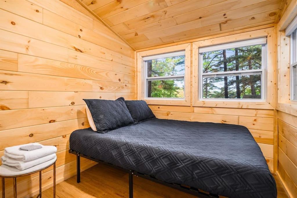 Arbutus Lake 3 Bedroom Cottage トラバーズ・シティ エクステリア 写真