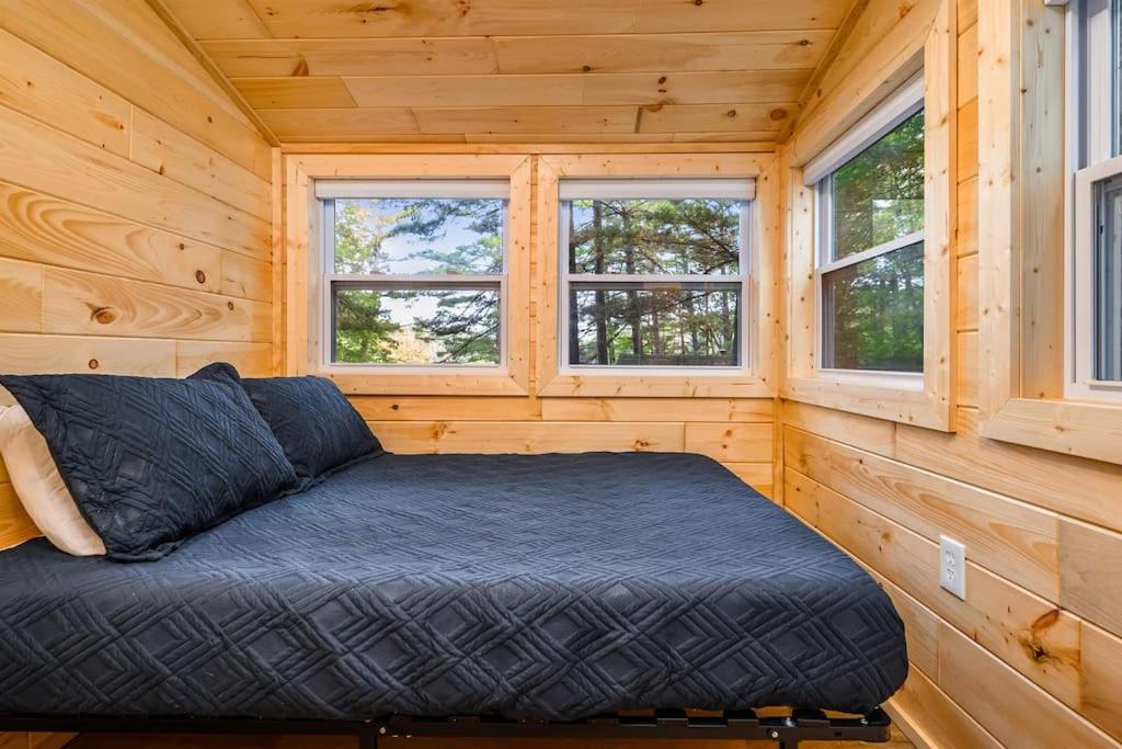 Arbutus Lake 3 Bedroom Cottage トラバーズ・シティ エクステリア 写真