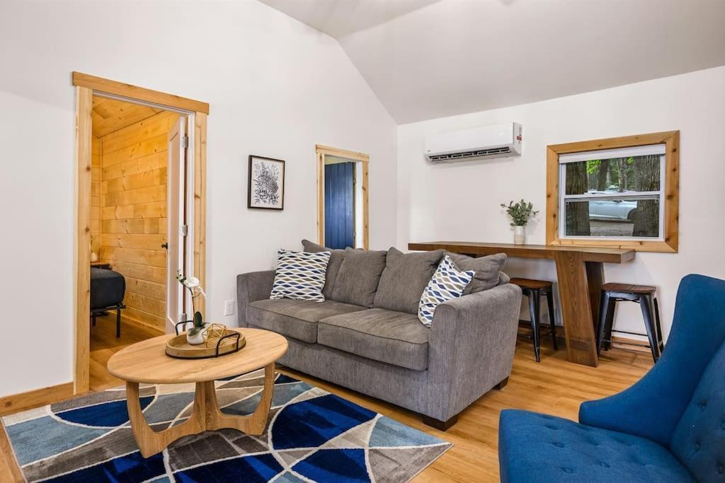 Arbutus Lake 3 Bedroom Cottage トラバーズ・シティ エクステリア 写真