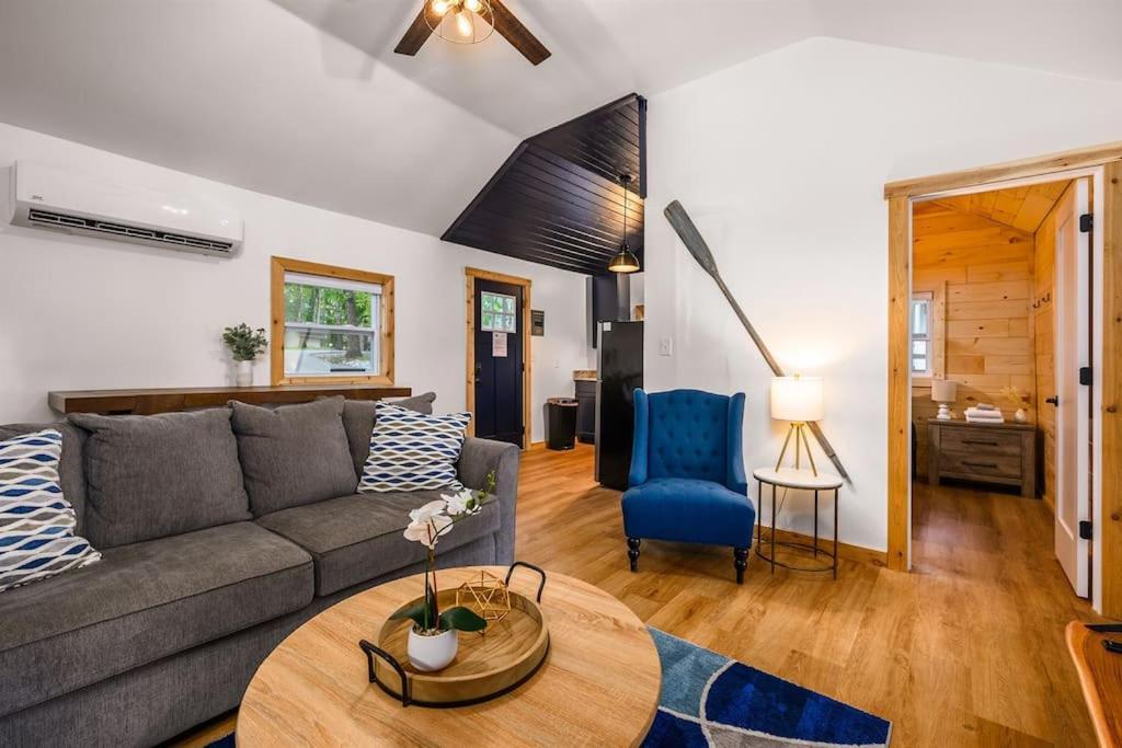 Arbutus Lake 3 Bedroom Cottage トラバーズ・シティ エクステリア 写真