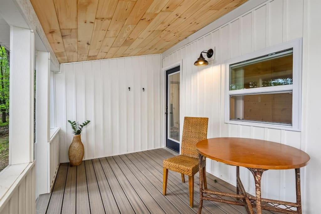 Arbutus Lake 3 Bedroom Cottage トラバーズ・シティ エクステリア 写真