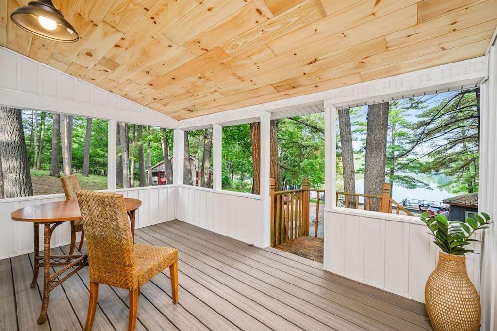 Arbutus Lake 3 Bedroom Cottage トラバーズ・シティ エクステリア 写真